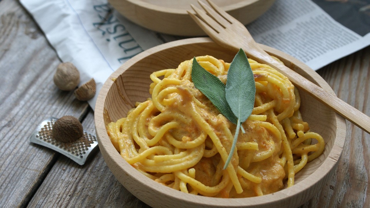 Sütőtökmártásban sült spagetti